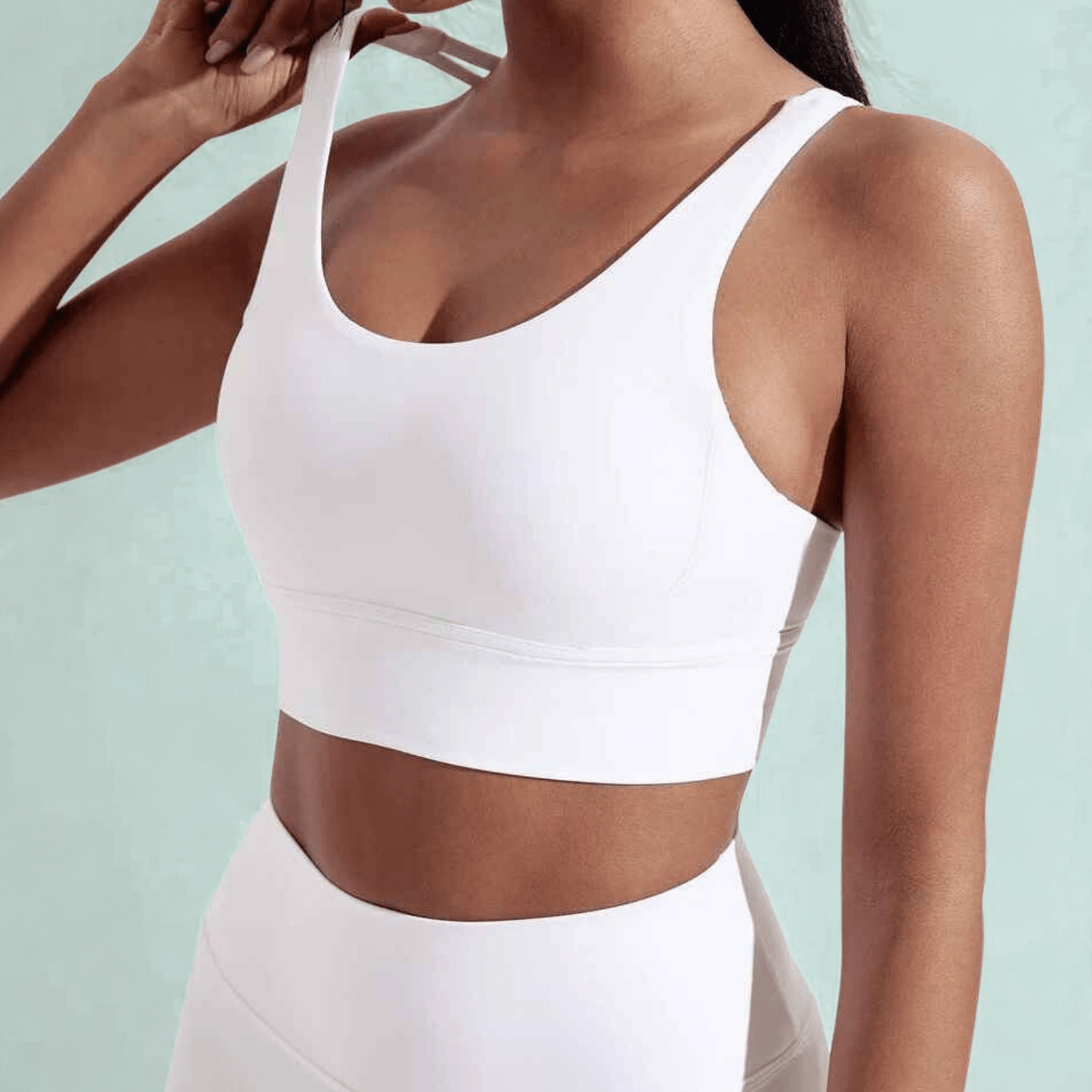 Coupe moulante brassiere sport silhouette sculptée élégante