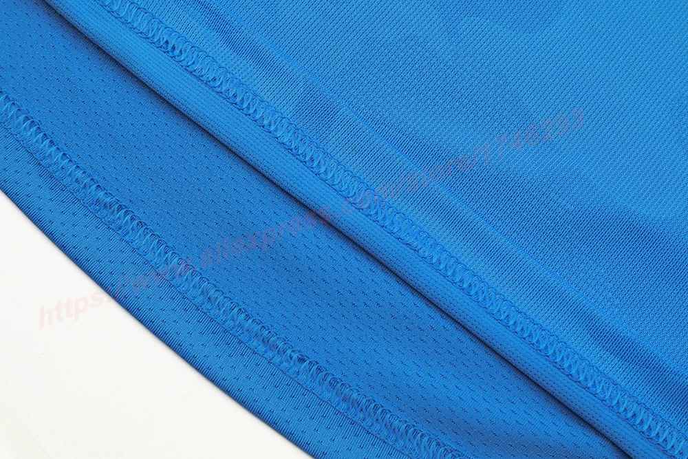 Détail des coutures plates anti-frottements du t shirt sport femme Essentials