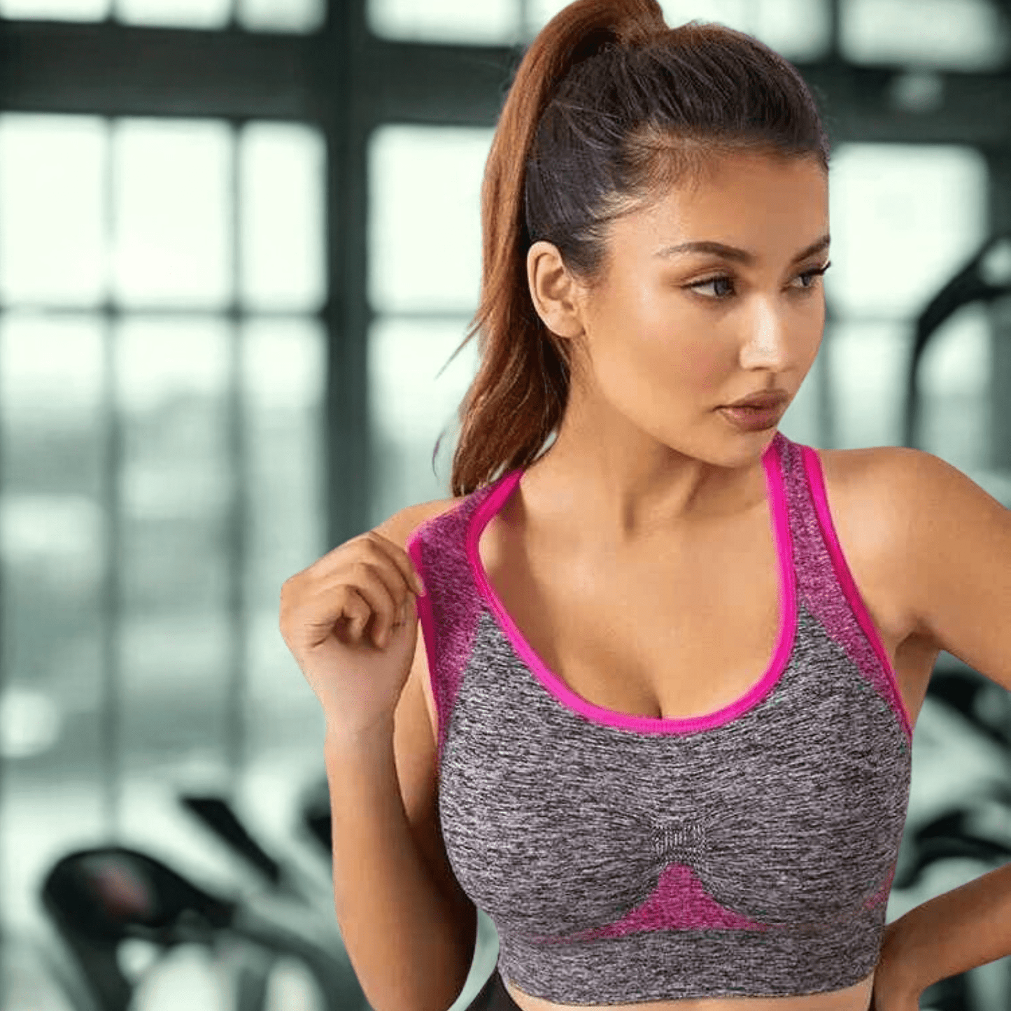 Femme portant brassiere sport jogging fitness confort amplitude mouvement