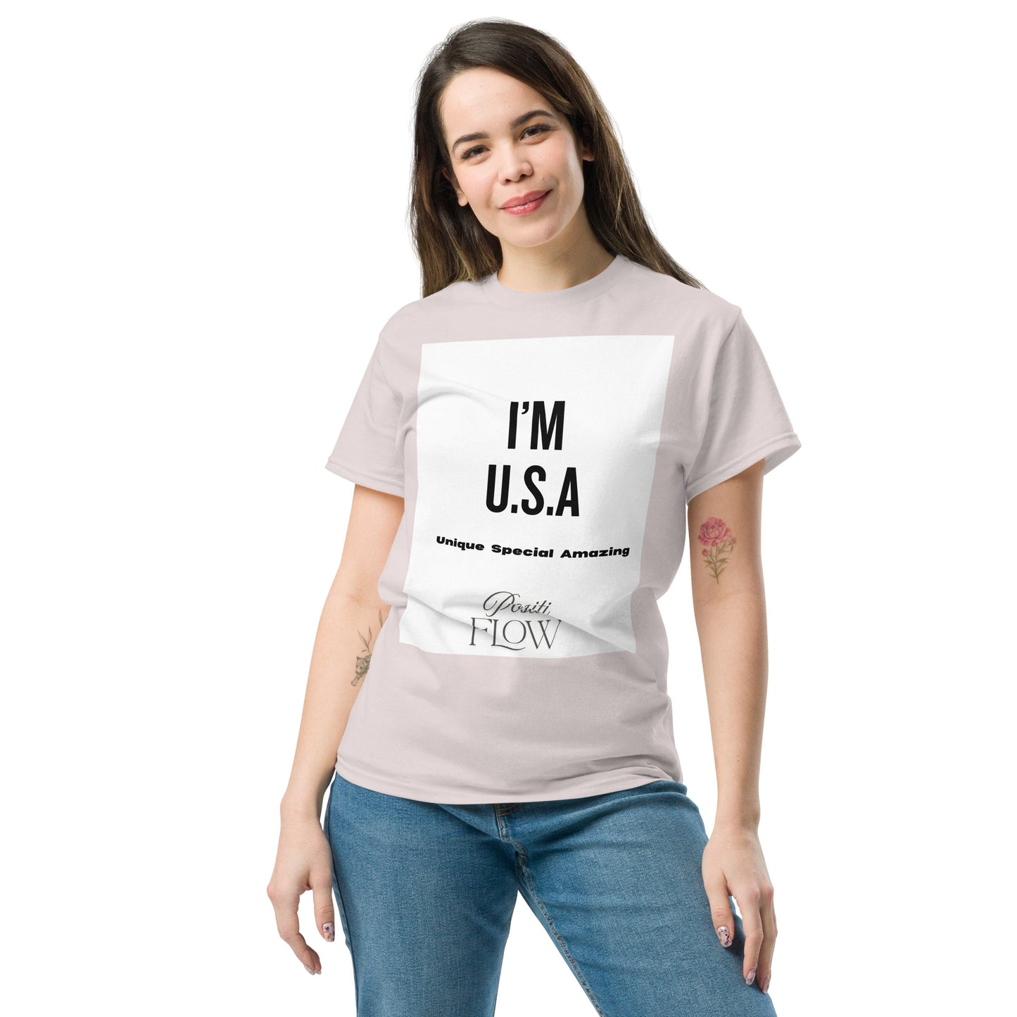 Femme portant le t-shirt graphique i'm USA de couleur grise