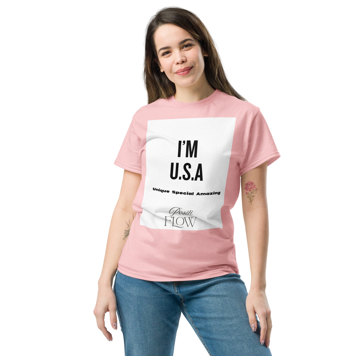 Femme portant le t-shirt unisexe i'm USAavec un jean.
