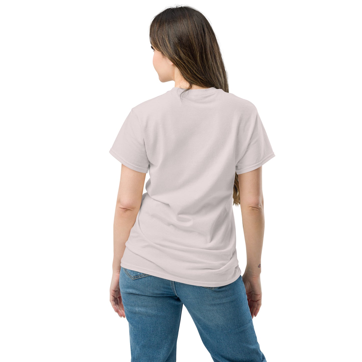 Femme portant le t-shirt unisexe dans un style décontracté.