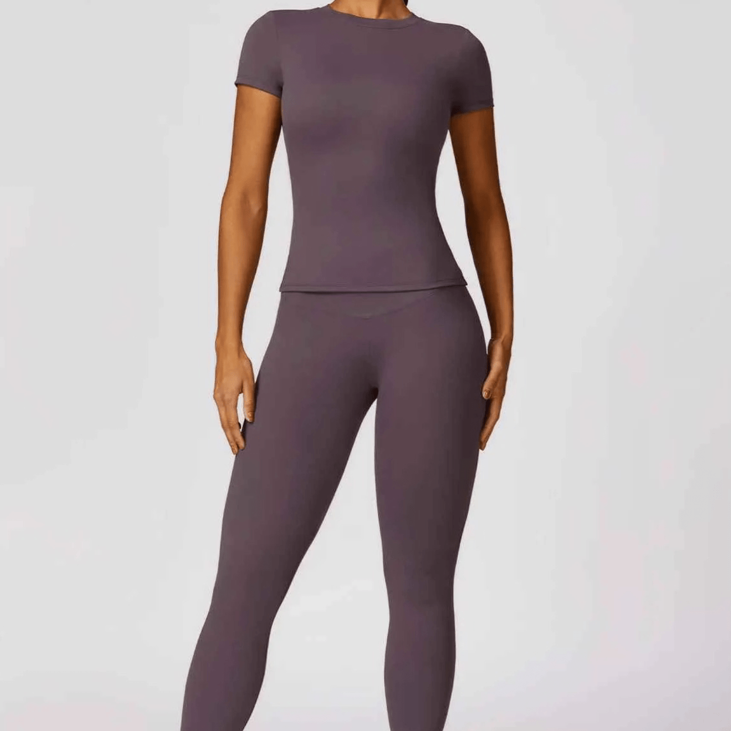 Femme portant t shirt slim fit respirant séance fitness sport