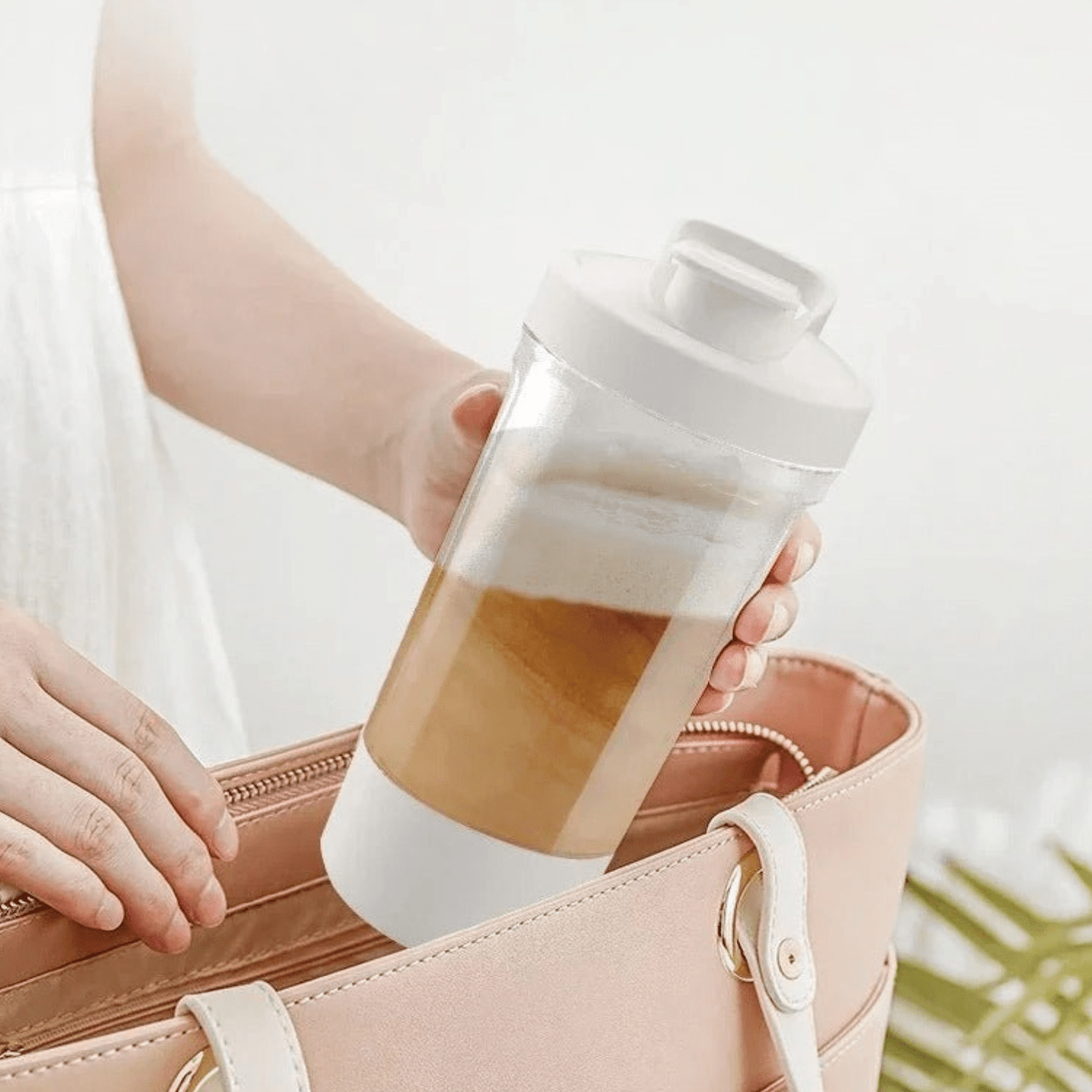 Femme utilisant shaker automatique post-entraînement musculation