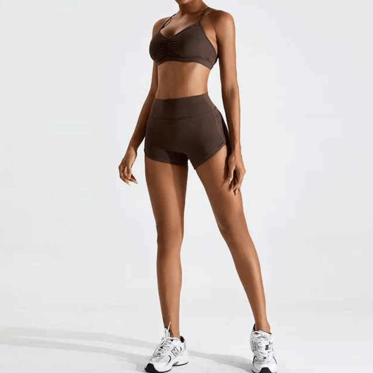 Femme portant brassiére sport dos croisé composition technique 78% nylon 22% spandex