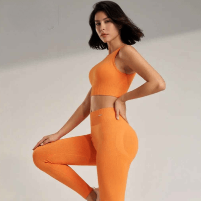 Femmes différentes morphologies heureuses portant ensemble sport parfaitement ajusté