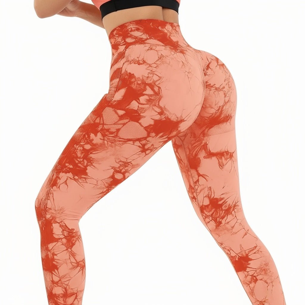 Gros plan sur le motif tie & dye d'un legging de sport, montrant les nuances de couleurs vibrantes qui ne se décolorent pas