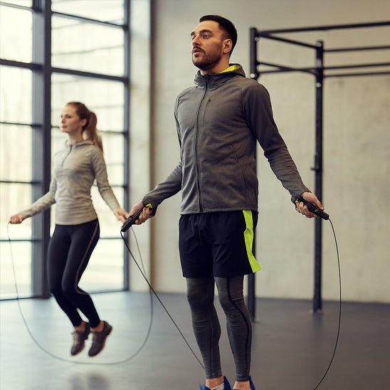 Homme faisant exercice corde a sauter réglable séance HIIT intensive
