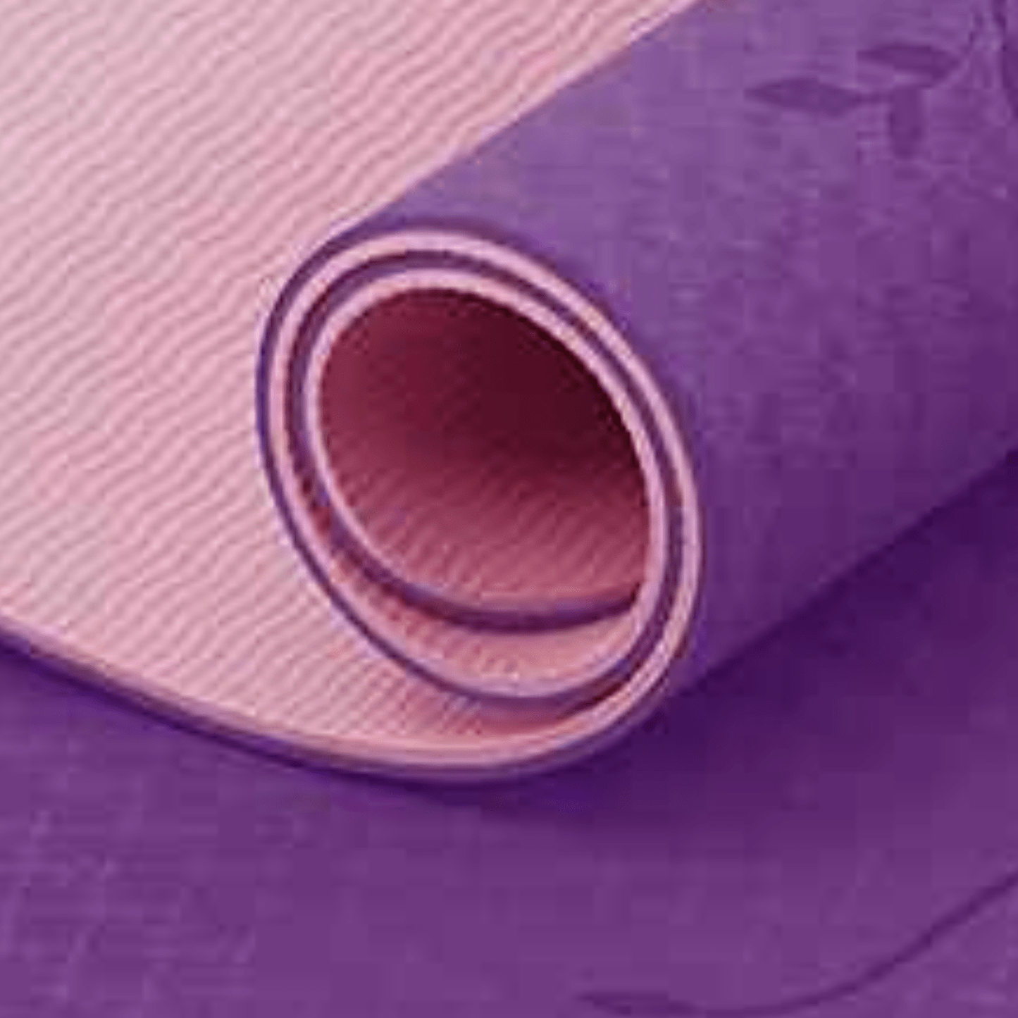 Nettoyage facile du tapis de yoga TPE avec un chiffon doux, soulignant son entretien simple
