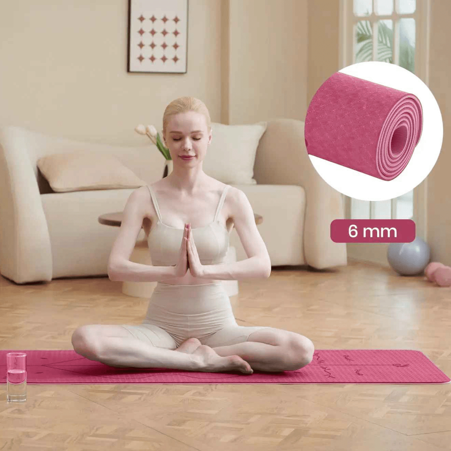 Personne méditant assise sur le tapis de yoga confortable et spacieux.