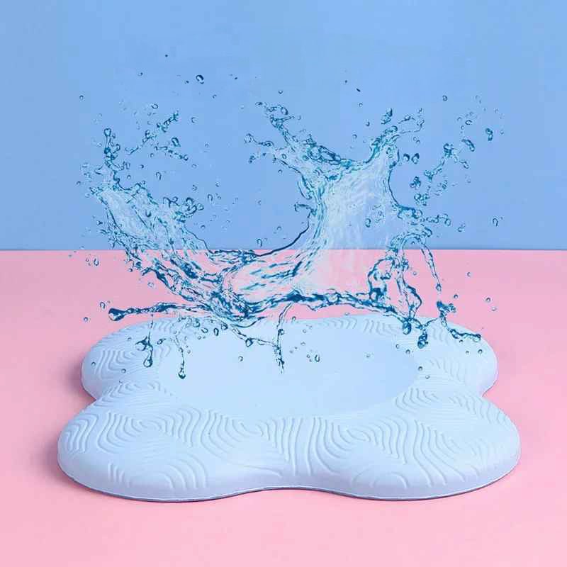 Personne nettoyant facilement son coussin de yoga ZafuFlow avec un chiffon