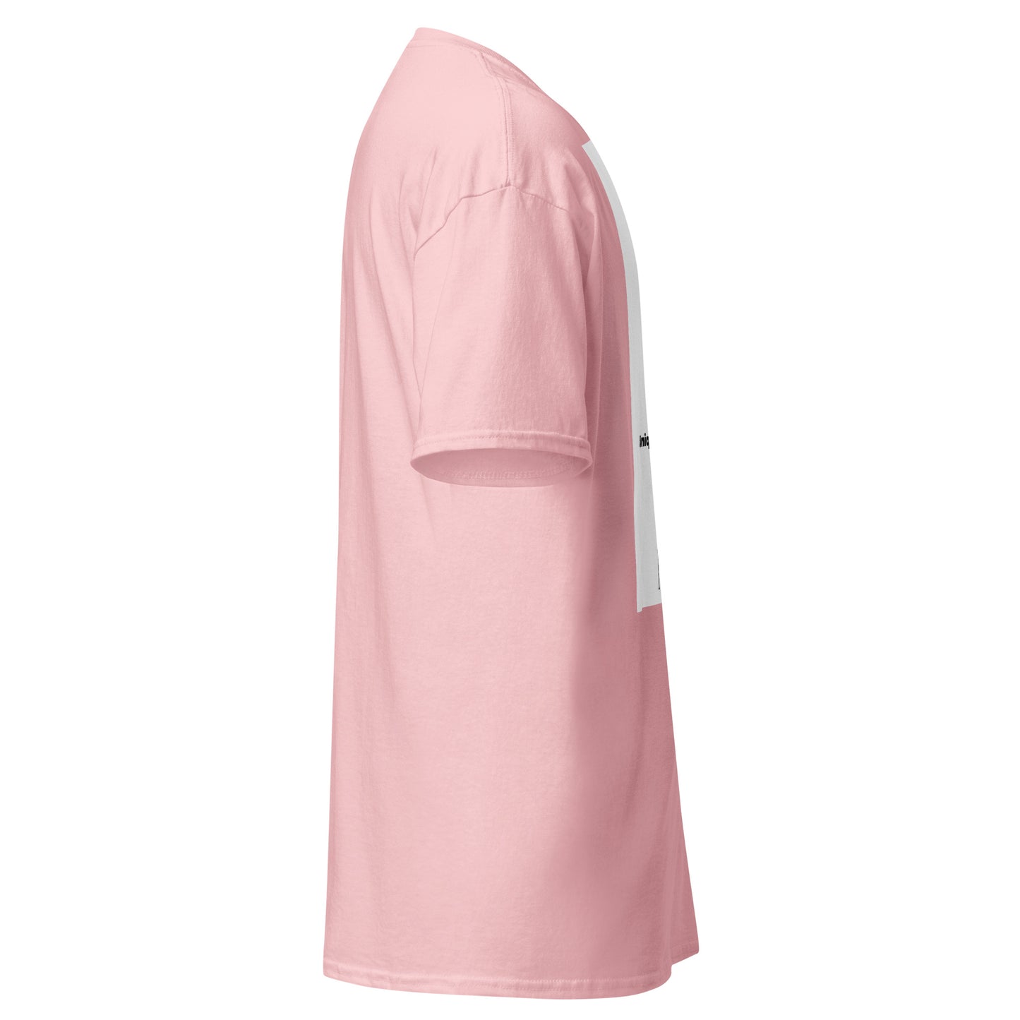 Profil du t-shirt rose montrant la coupe des manches et la longueur.