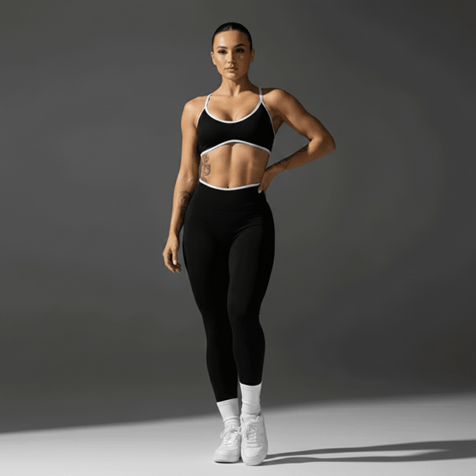 Push Up Leggings noir femme vue de face pose élégante sur fond gris sombre - taille haute galbante