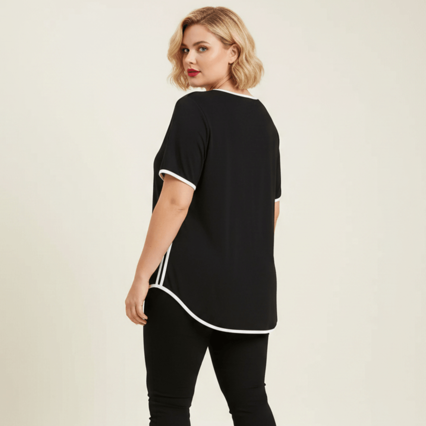T-shirt de sport femme grande taille noir liserés blancs bandes latérales vue face trois-quarts fond studio crème