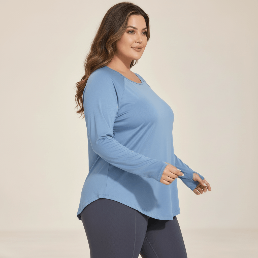 T-shirt de sport manches longues grande taille bleu gris, vue de trois quarts, manches raglan et tombé fluide, studio fond ivoire.
