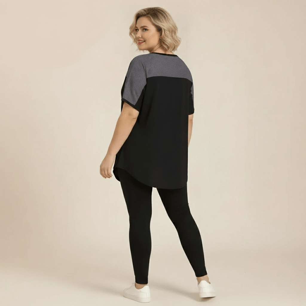 Tee shirt grande taille femme noir empiècements mesh gris color-block vue de dos trois-quarts épaules fond studio crème