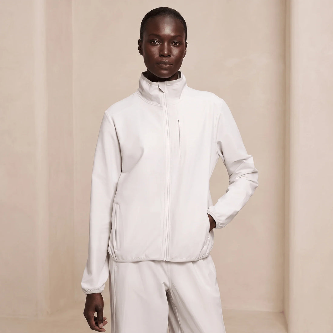 Veste sport femme ivoire, coupe vent pliable à col montant, portée de face