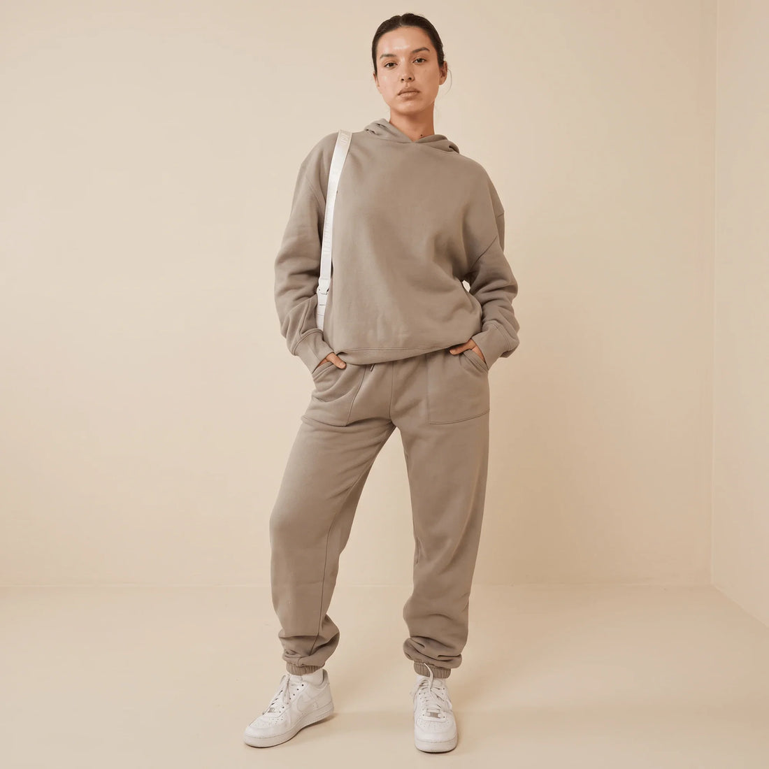Tenue jogging femme : ensemble taupe porté de face, mains dans les poches
