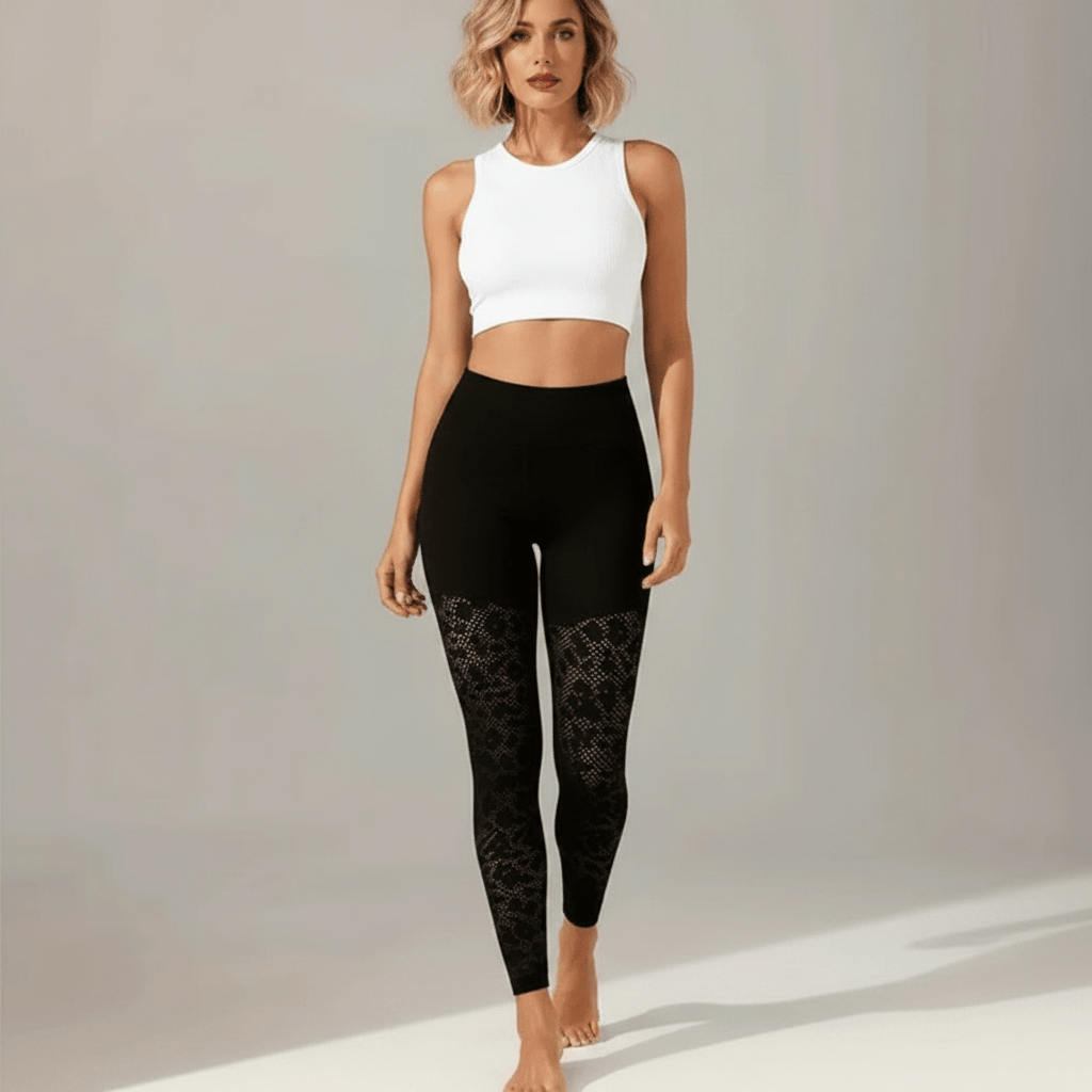 Legging de compression noir dentelle mesh en squat, visage visible, pieds nus, studio ivory gray gris clair, femme blonde.