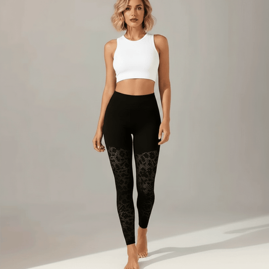 Legging de compression noir dentelle mesh en squat, visage visible, pieds nus, studio ivory gray gris clair, femme blonde.