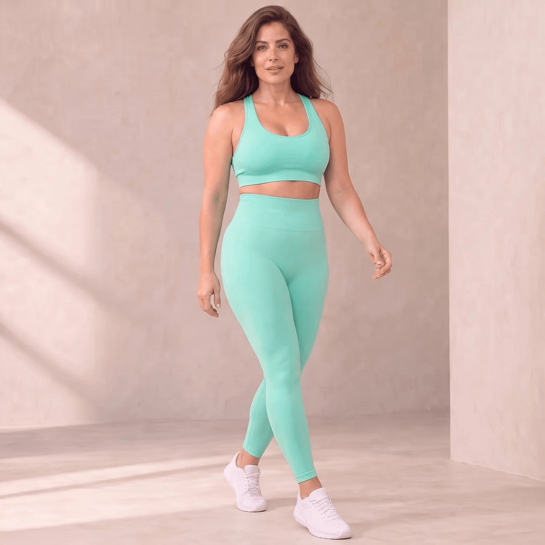 Legging gainant taille haute vert menthe porté avec une brassière assortie
