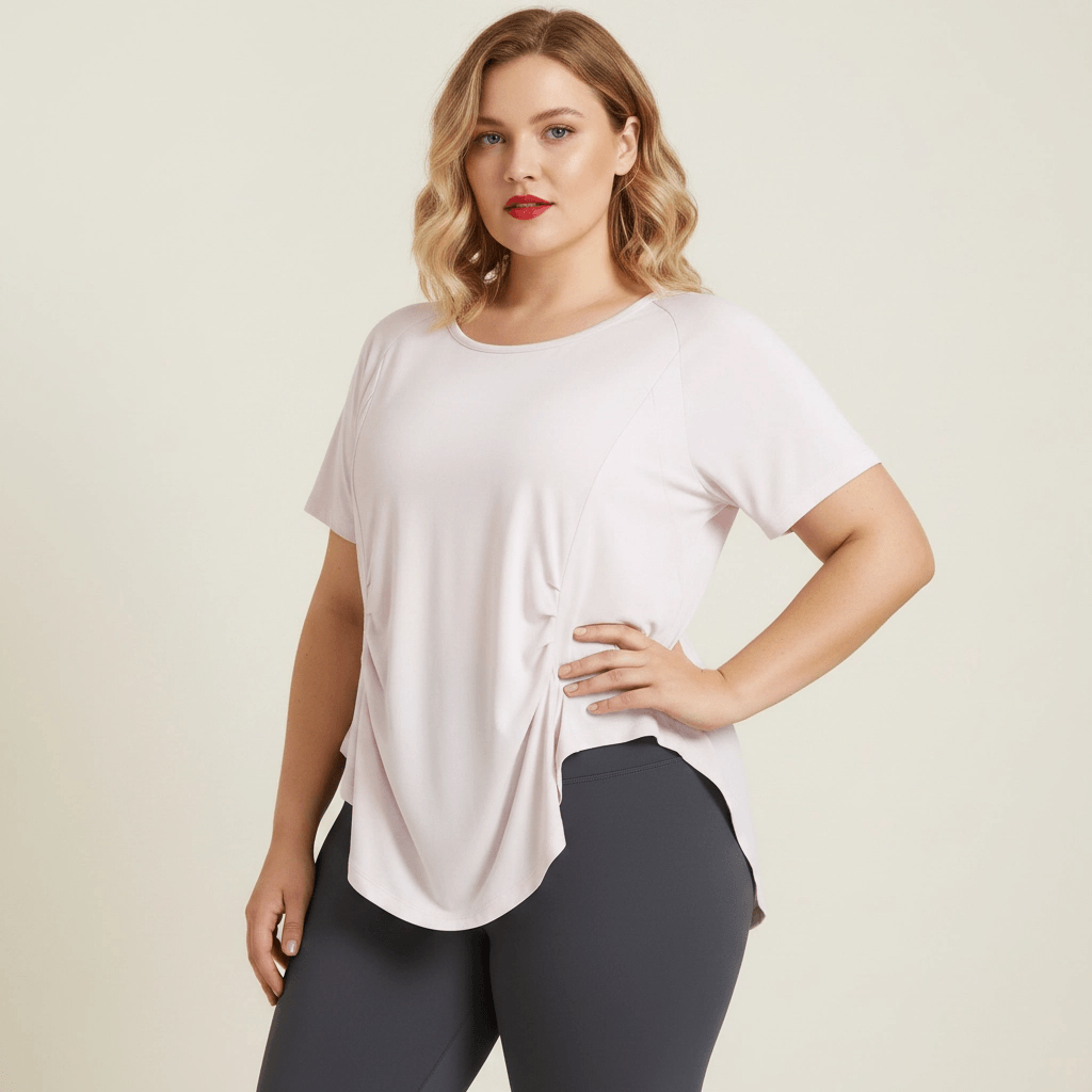 T-shirt de sport femme grande taille rose pâle yoga dos ouvert fronces latérales vue face trois-quarts fond studio crème