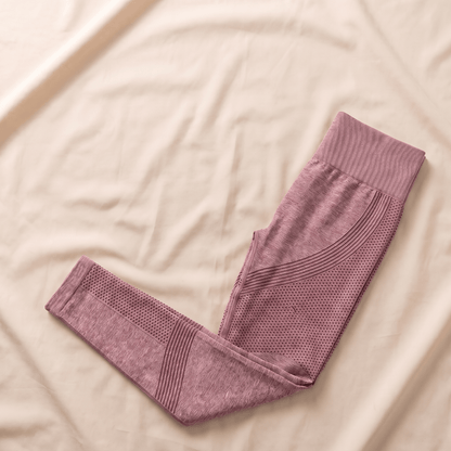 legging anti cellulite 3d pose sur une surface beige minimaliste 
