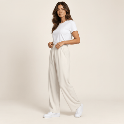 Pantalon sport femme ivoire vu de trois quarts, coupe large et texture côtelée fine