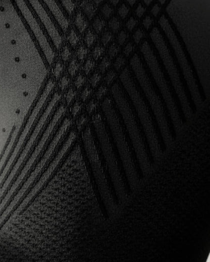 Gros plan sur la maille tricotée en relief du legging anti-cellulite noir Positiflow