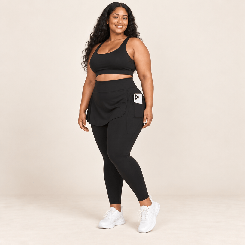 Jupe legging grande taille noire vue de trois quarts, téléphone dans la poche dissimulée