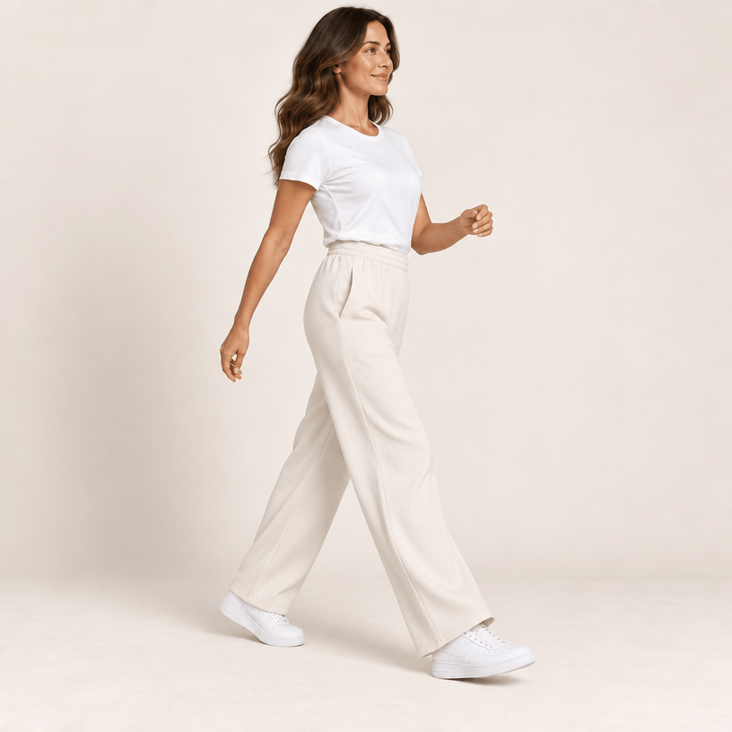 Pantalon sport large femme ivoire en marche, la jambe ample reste fluide au mouvement