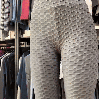  Animation GIF montrant un gros plan sur le tissu texturé en nid d'abeille du legging Positiflow, prouvant son opacité et son effet sculptant en mouvement