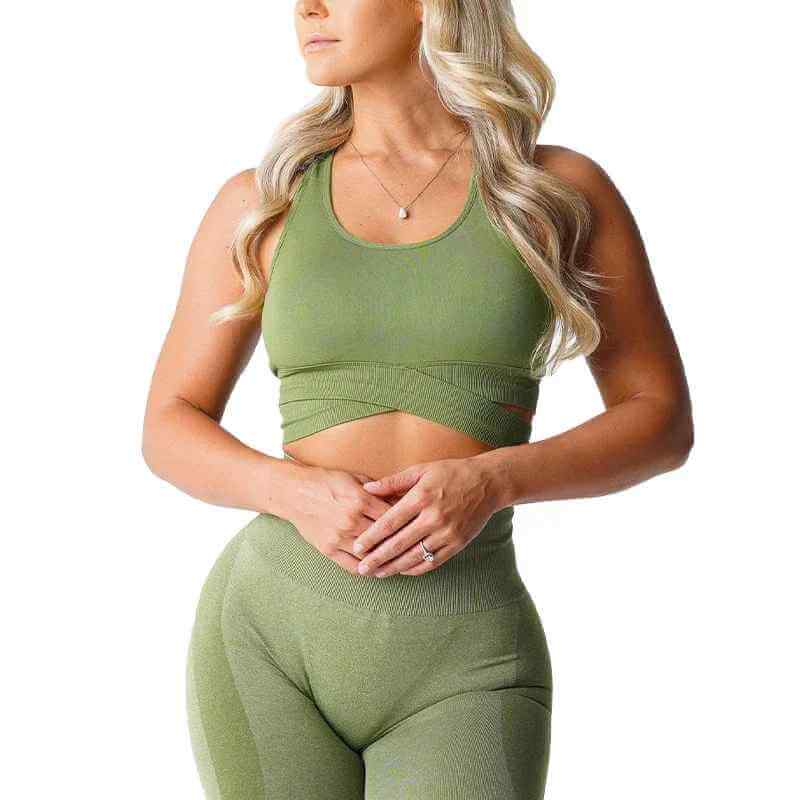Brassière sport sans couture et legging assorti vert olive, femme, taille XS à L, modèle avec bretelles croisées et resserrages sous-poitrine.