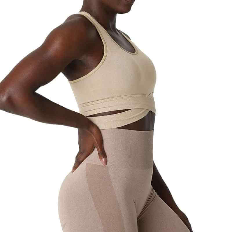Brassière sport sans couture avec bretelles croisées et ceinture de compression haute | XS-L, femme, modèle en beige.