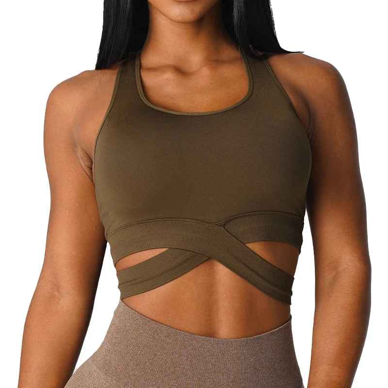 Brassière sport sans couture couleur kaki avec bretelles croisées, crop haut et large bande sous-poitrine. XS-L disponible.