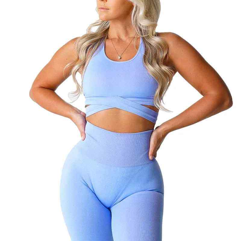 Brassière sport sans couture à bretelles croisées, ensemble leggings bleu clair, femme, XS-L, mannequin pose sportive.