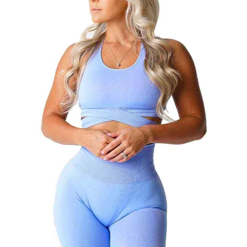 Brassière sport sans couture bleue taille XS-L avec bretelles croisés, mannequin montrant silhouette athlétique et confort abdominal.