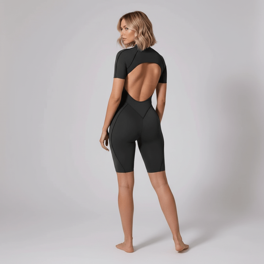 Combinaison fitness femme gris anthracite trois quarts dos, dos nu ouvert, coutures structurées