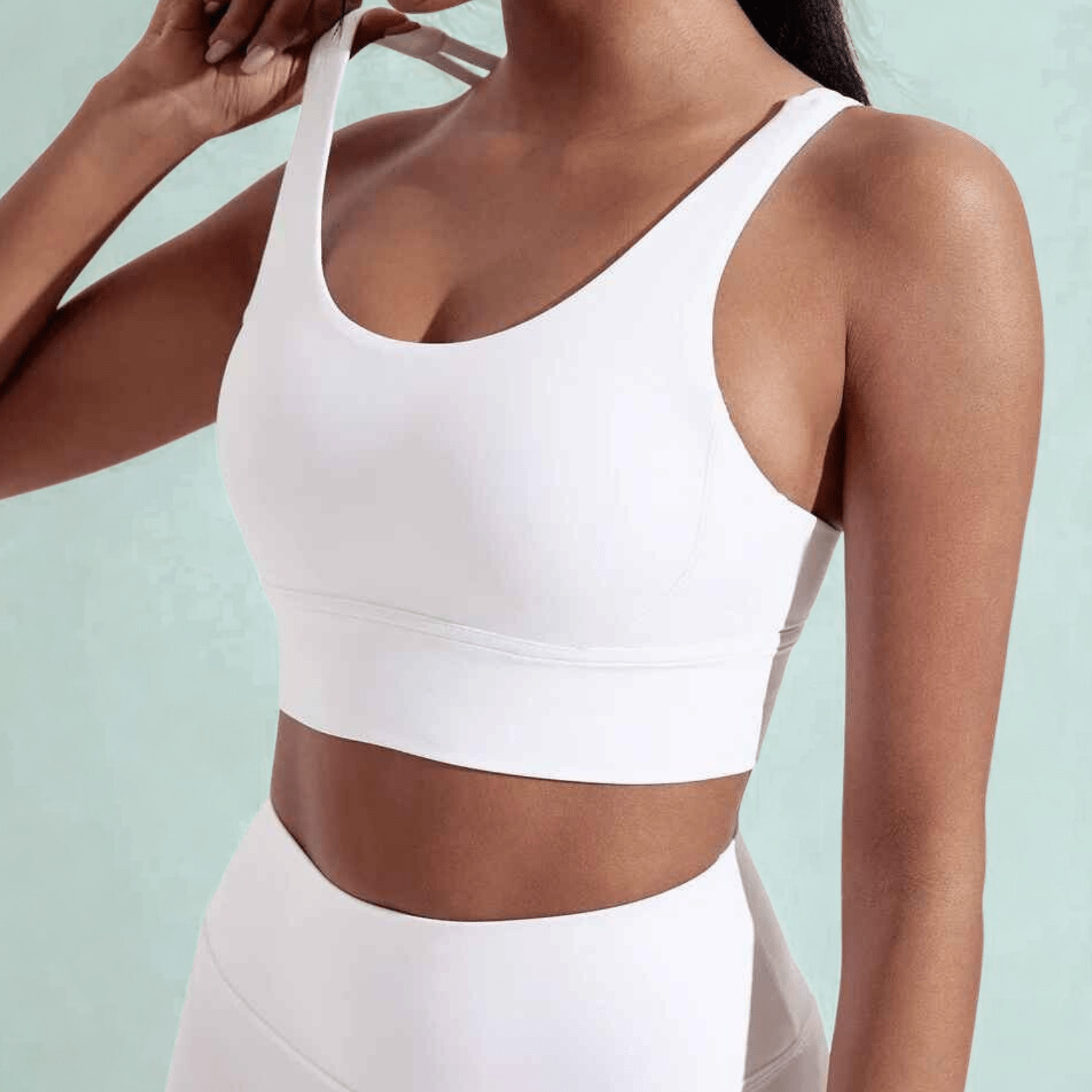 Coupe moulante brassiere sport silhouette sculptée élégante