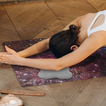 Coussin yoga pour soulager la douleur au coudre pendant la méditation