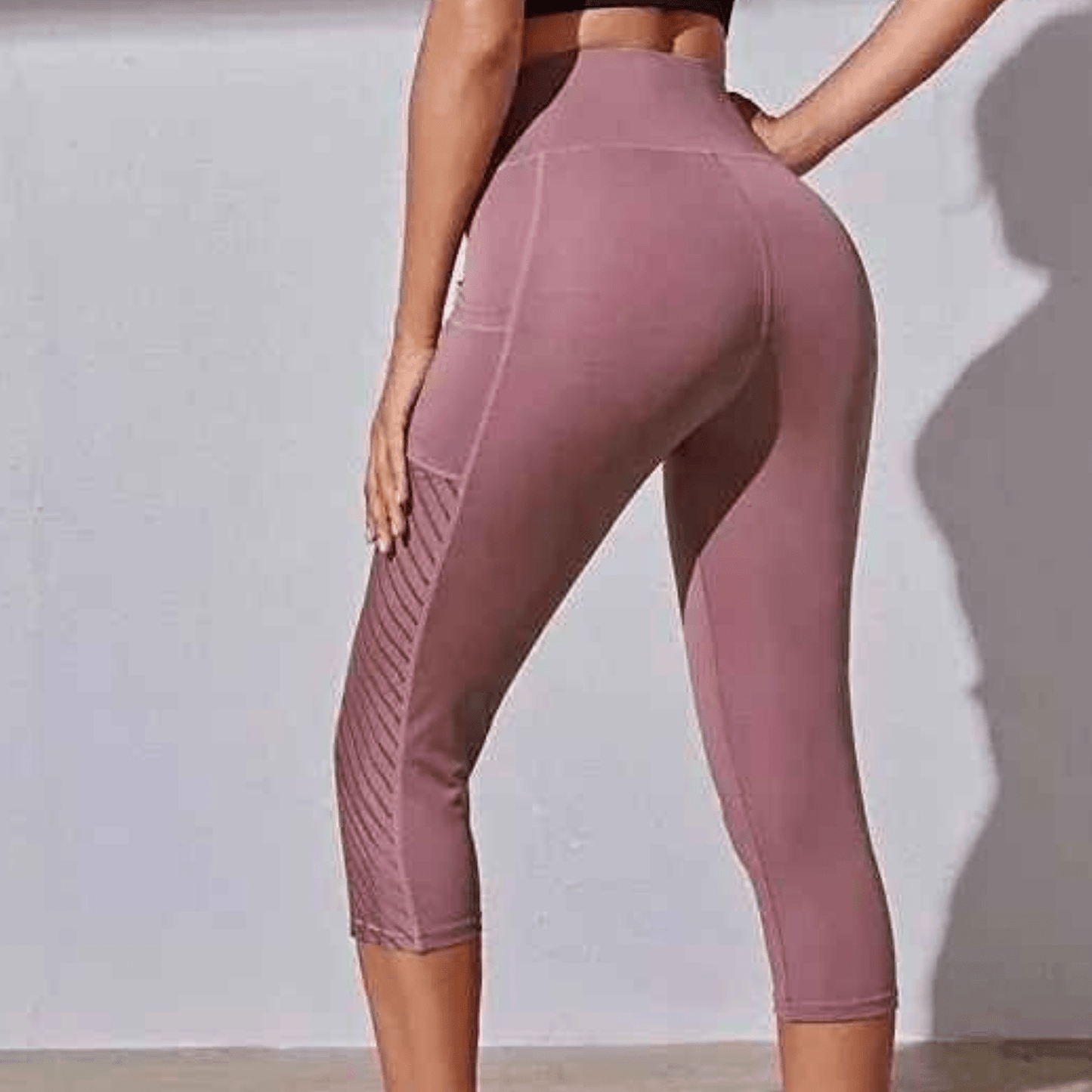 Coutures plates stratégiques du legging capri running éliminant frottements et irritations cutanées pendant longue distance