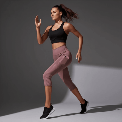 Coutures plates stratégiques du legging capri running éliminant frottements et irritations cutanées pendant longue distance