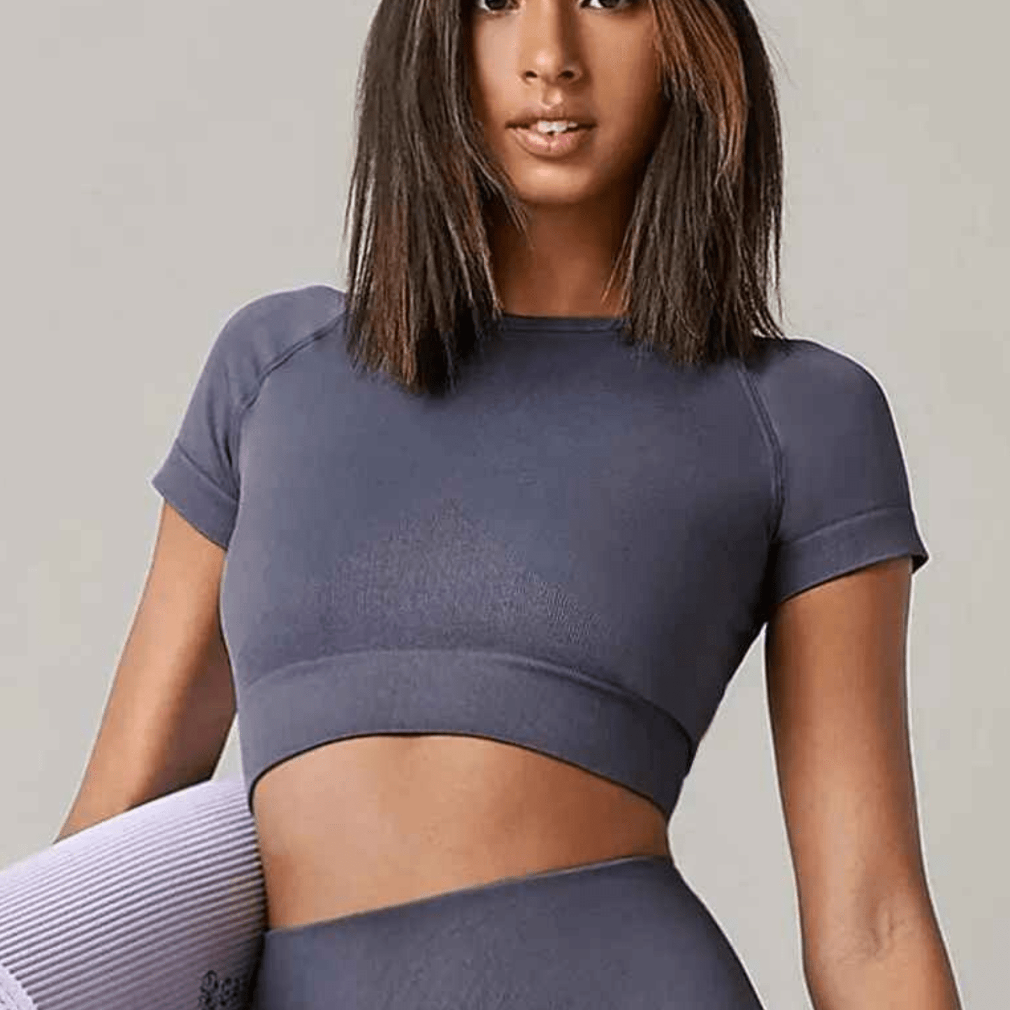Crop top élégant style moderne confidence sportive