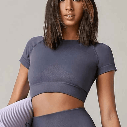 Crop top élégant style moderne confidence sportive