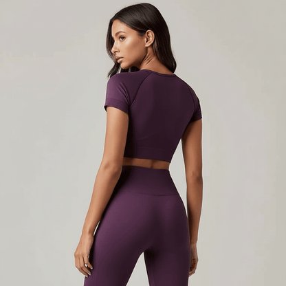 Tee-shirt court sport féminin violet, vue de dos, crop top avec ceinture légère, prêt pour fitness.