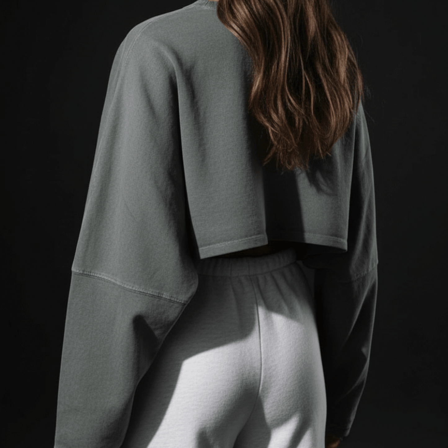 Crop Top Femme Sport à manches courtes et coupe crop, vue arrière montrant le dos et la taille élastique.