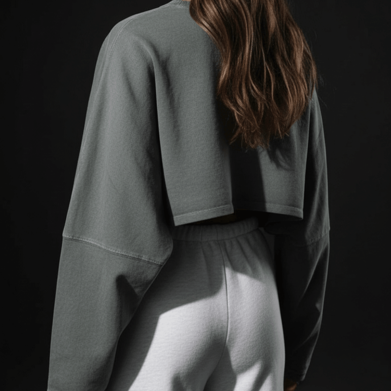 Crop Top Femme Sport à manches courtes et coupe crop, vue arrière montrant le dos et la taille élastique.