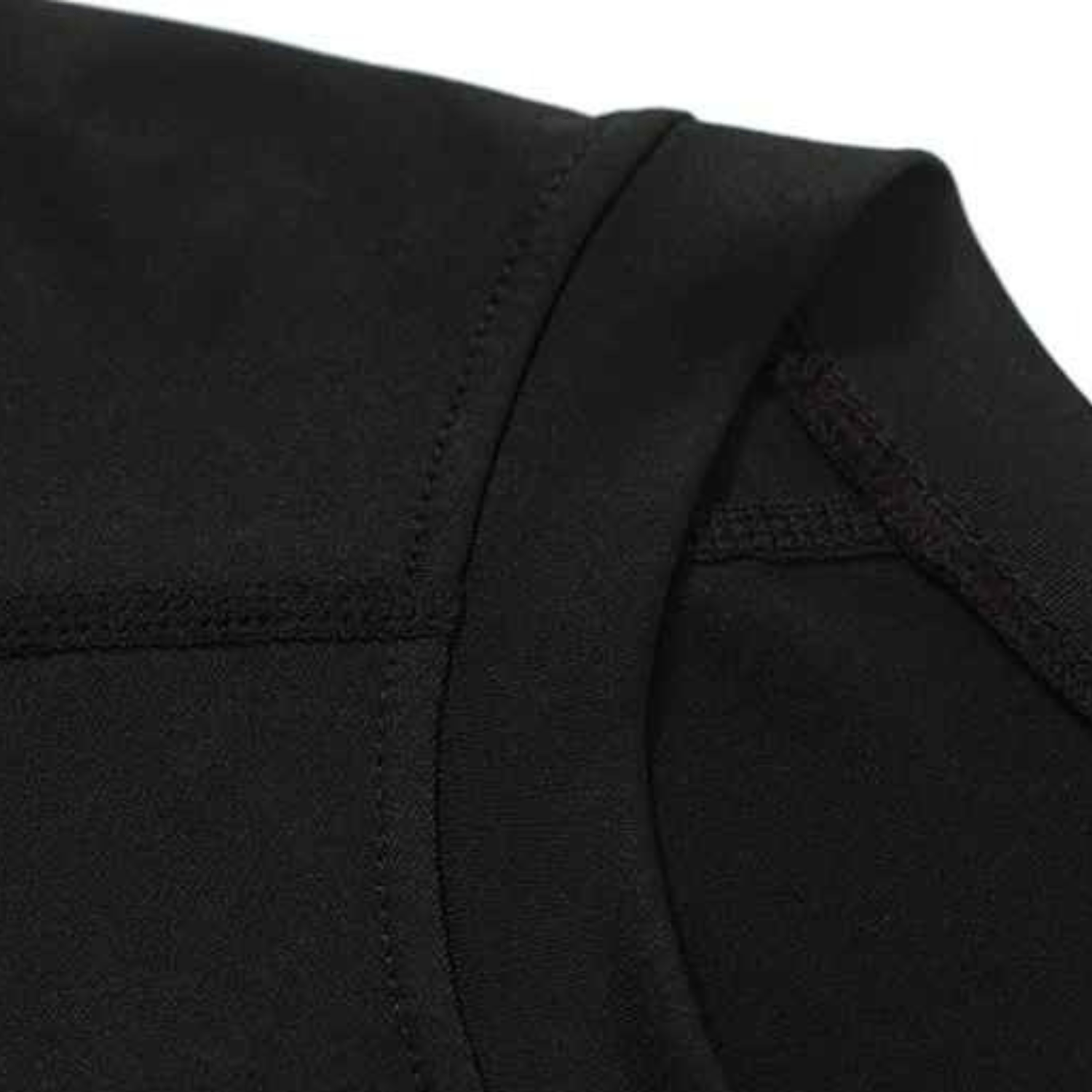 Détail coutures plates t shirt compression anti-frottement qualité