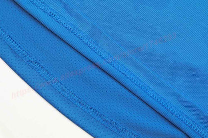 Détail des coutures plates anti-frottements du t shirt sport femme Essentials