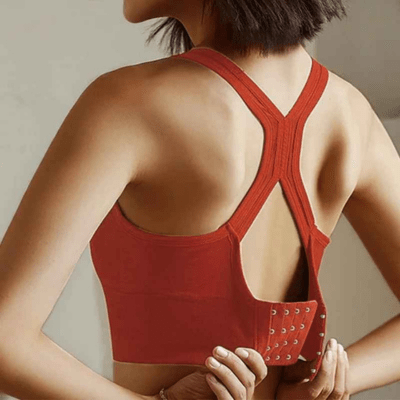 Détail du décolleté croisé du soutien-gorge de sport rouge